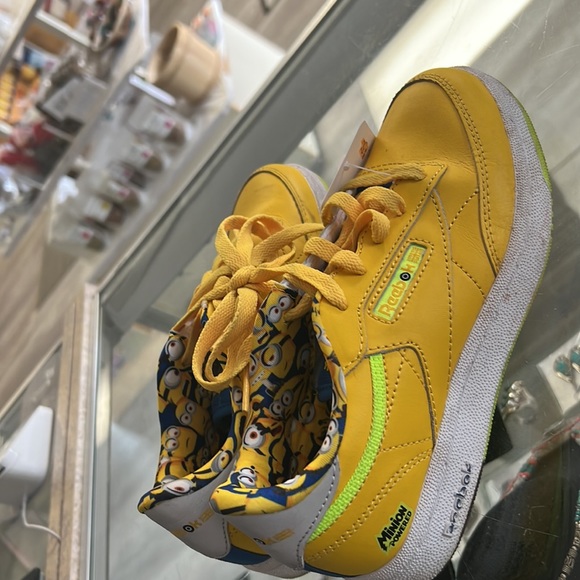 Adorable Reebok minion print shoes - Picture 5 of 5